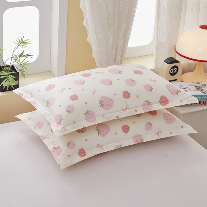 91家纺网 家纺一手货源 找家纺  翎盈家纺   2025新款ins风小清新纯棉印花枕套 草莓庄园