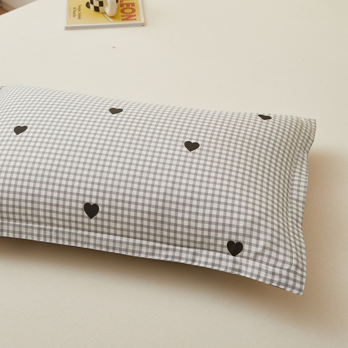 91家纺网 家纺一手货源 找家纺  翎盈家纺   2025新款ins风小清新纯棉印花枕套 格子爱心-灰