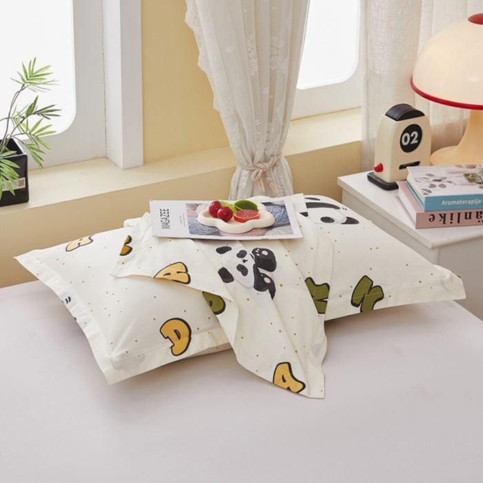 91家纺网 家纺一手货源 找家纺  翎盈家纺   2025新款ins风小清新纯棉印花枕套 字母熊猫