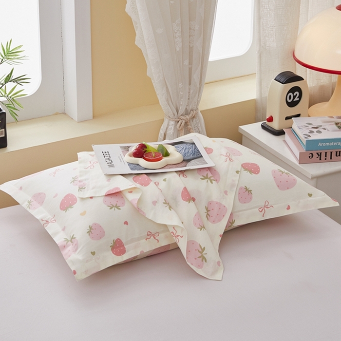 91家纺网 家纺一手货源 找家纺  翎盈家纺   2025新款ins风小清新纯棉印花枕套 草莓庄园