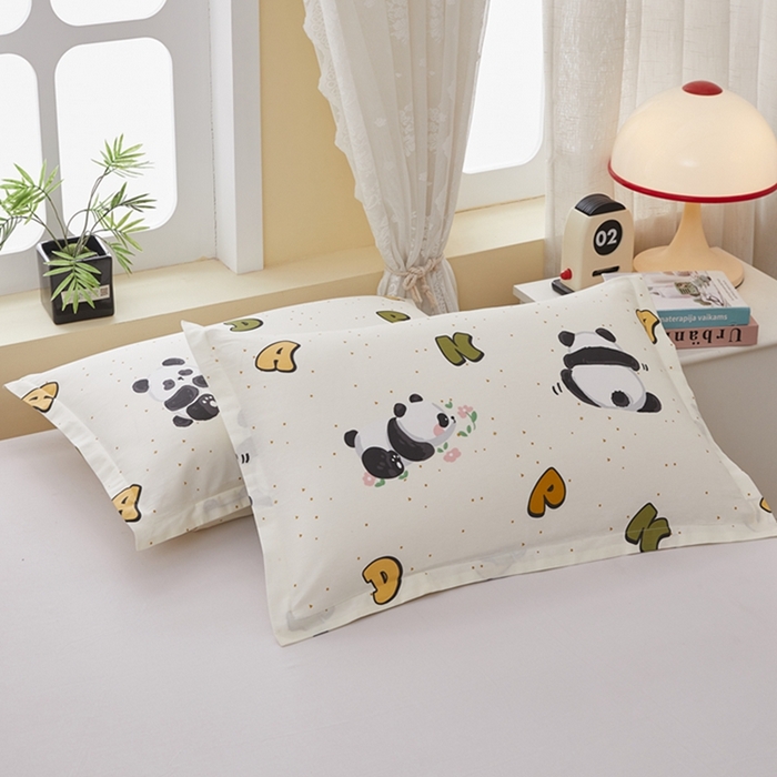 91家纺网 家纺一手货源 找家纺  翎盈家纺   2025新款ins风小清新纯棉印花枕套 字母熊猫