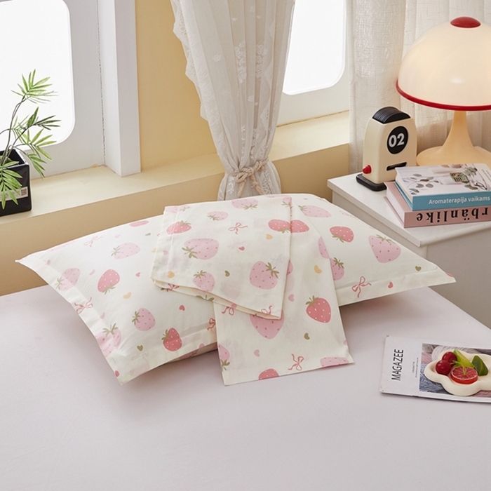 91家纺网 家纺一手货源 找家纺  翎盈家纺   2025新款ins风小清新纯棉印花枕套 草莓庄园