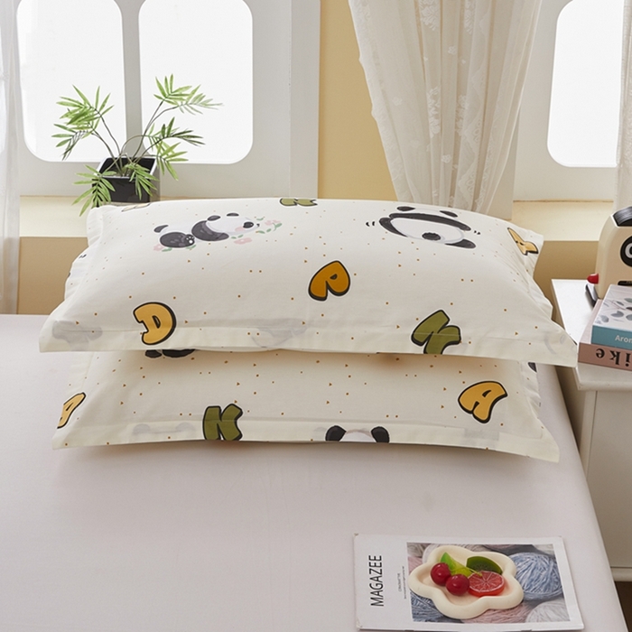 91家纺网 家纺一手货源 找家纺  翎盈家纺   2025新款ins风小清新纯棉印花枕套 字母熊猫