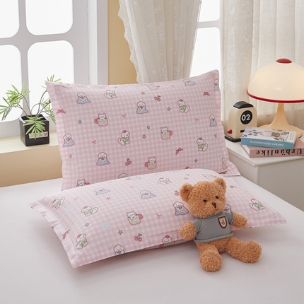 91家纺网 家纺一手货源 找家纺  翎盈家纺   2025新款ins风小清新纯棉印花枕套 可爱家族