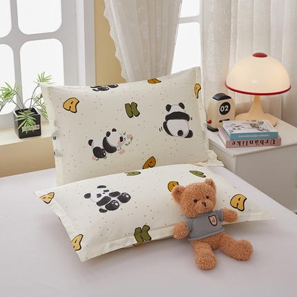 91家纺网 家纺一手货源 找家纺  翎盈家纺   2025新款ins风小清新纯棉印花枕套 字母熊猫