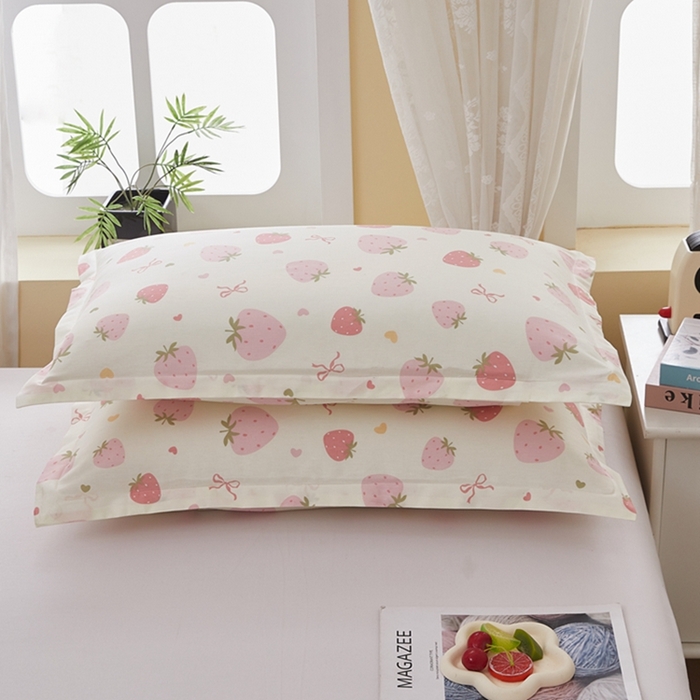 91家纺网 家纺一手货源 找家纺  翎盈家纺   2025新款ins风小清新纯棉印花枕套 草莓庄园