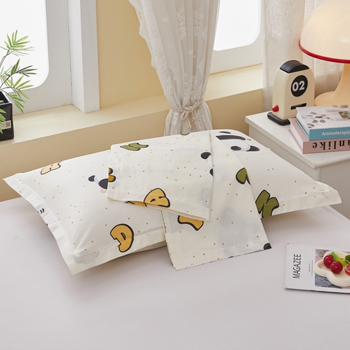 91家纺网 家纺一手货源 找家纺  翎盈家纺   2025新款ins风小清新纯棉印花枕套 字母熊猫