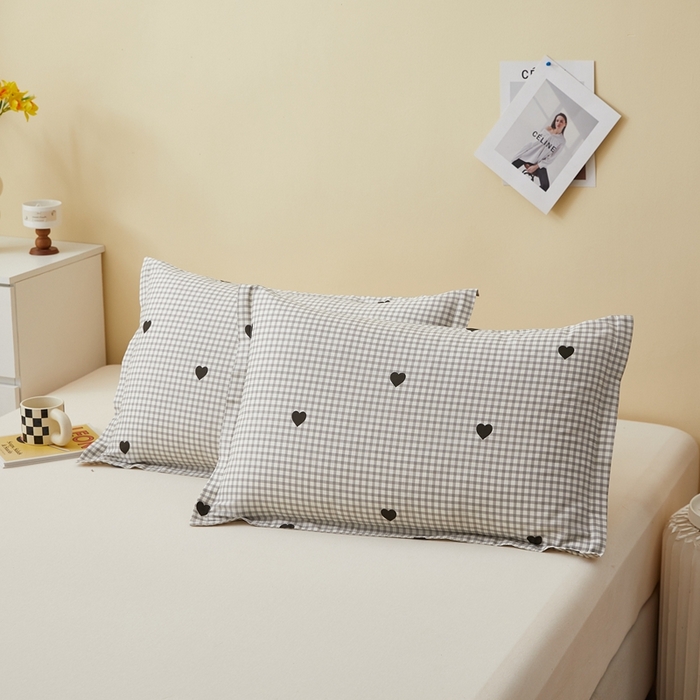 91家纺网 家纺一手货源 找家纺  翎盈家纺   2025新款ins风小清新纯棉印花枕套 格子爱心-灰