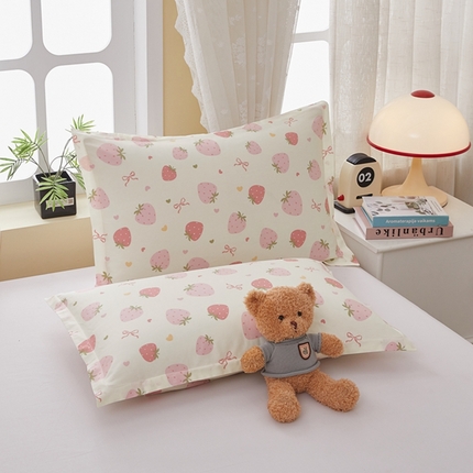  翎盈家纺   2025新款ins风小清新纯棉印花枕套 草莓庄园