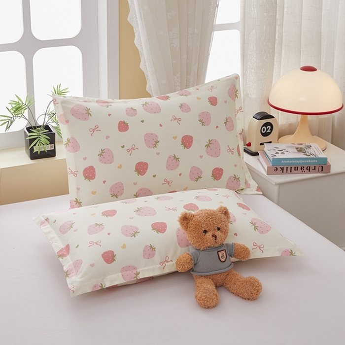 91家纺网 家纺一手货源 找家纺  翎盈家纺   2025新款ins风小清新纯棉印花枕套 草莓庄园