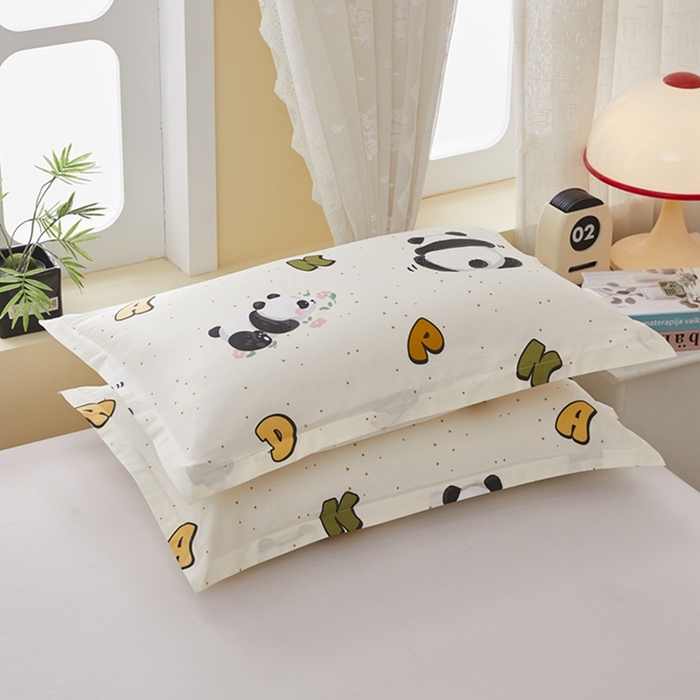 91家纺网 家纺一手货源 找家纺  翎盈家纺   2025新款ins风小清新纯棉印花枕套 字母熊猫