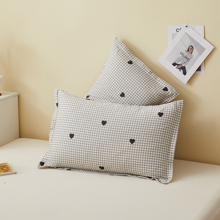 91家纺网 家纺一手货源 找家纺  翎盈家纺   2025新款ins风小清新纯棉印花枕套 格子爱心-灰