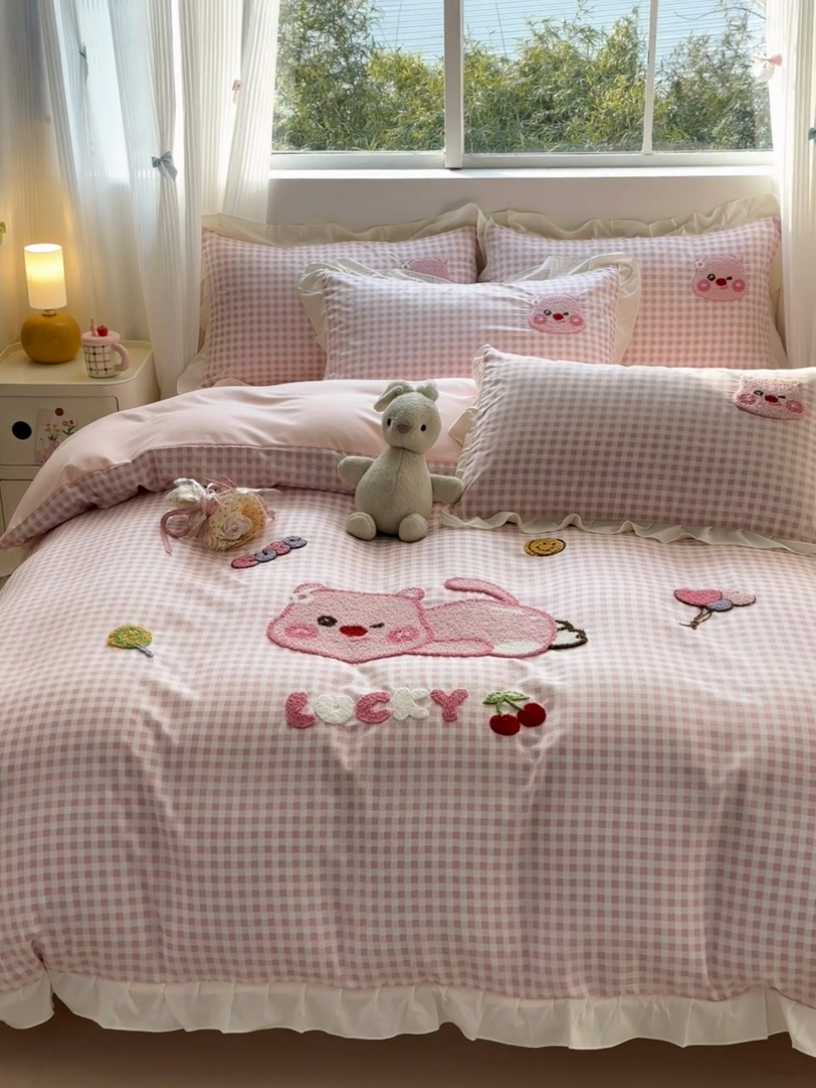 91家纺网 家纺一手货源 找家纺 易禾家纺 2025新品韩系小清新水洗棉毛巾绣露比系列四件套（专版花型） 露比-粉格