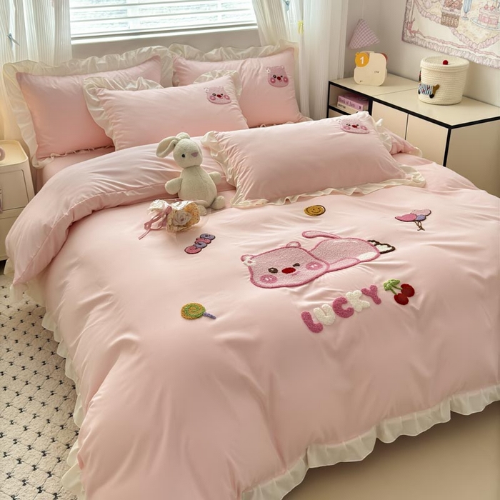 91家纺网 家纺一手货源 找家纺 易禾家纺 2025新品韩系小清新水洗棉毛巾绣露比系列四件套（专版花型） 露比-粉