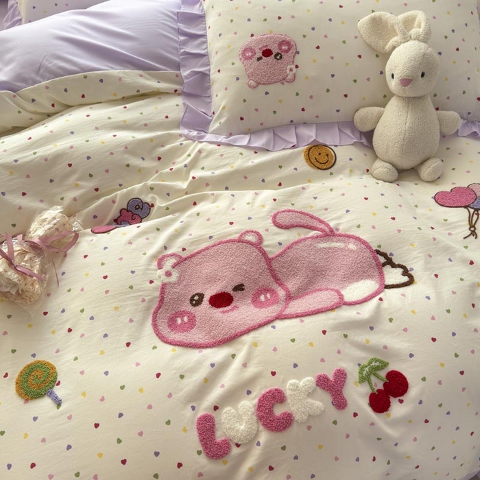 91家纺网 家纺一手货源 找家纺 易禾家纺 2025新品韩系小清新水洗棉毛巾绣露比系列四件套（专版花型） 露比-爱心紫