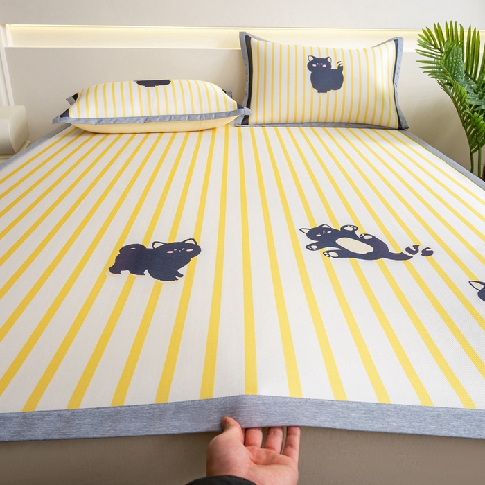 91家纺网 家纺一手货源 找家纺 邵依家纺 2025新款数码印花烫光冰丝席凉席子藤席场景二 调皮花猫