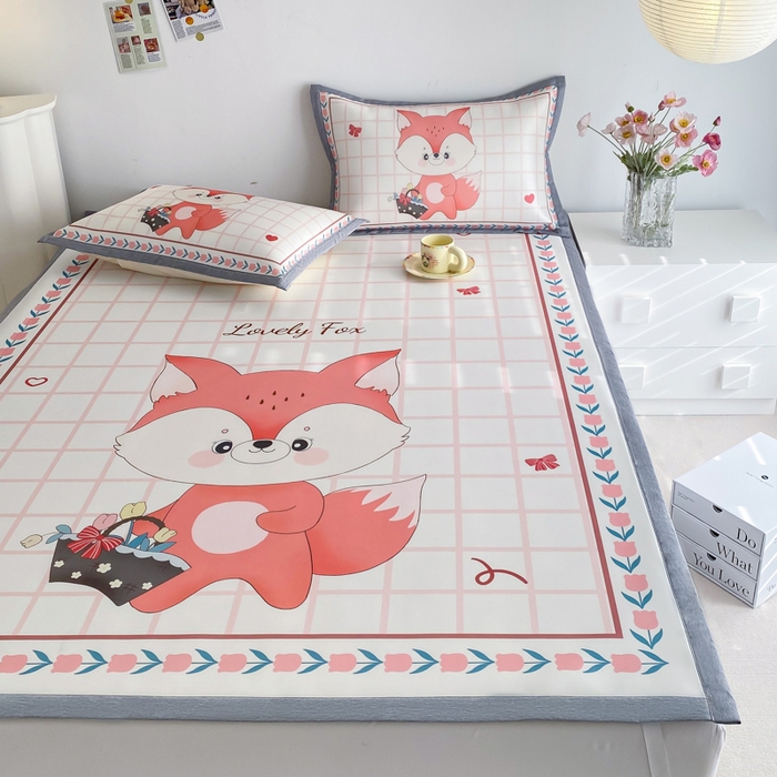 91家纺网 家纺一手货源 找家纺 邵依  2025新款数码印花烫光冰丝席凉席子藤席 爱心狐狸