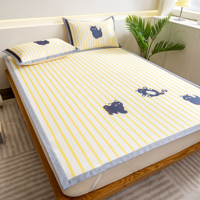 91家纺网 家纺一手货源 找家纺 邵依家纺 2025新款数码印花烫光冰丝席凉席子藤席场景二 调皮花猫