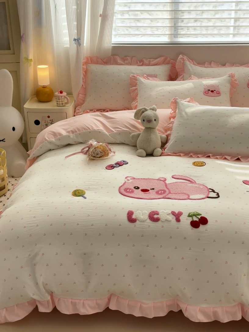 91家纺网 家纺一手货源 找家纺 易禾家纺 2025新品韩系小清新水洗棉毛巾绣露比系列四件套（专版花型） 露比-樱桃粉