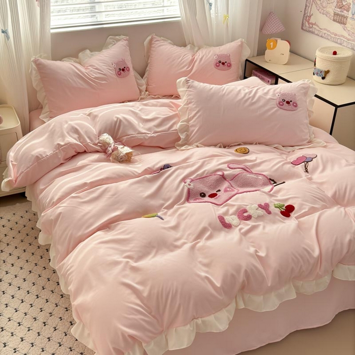 91家纺网 家纺一手货源 找家纺 易禾家纺 2025新品韩系小清新水洗棉毛巾绣露比系列四件套（专版花型） 露比-粉