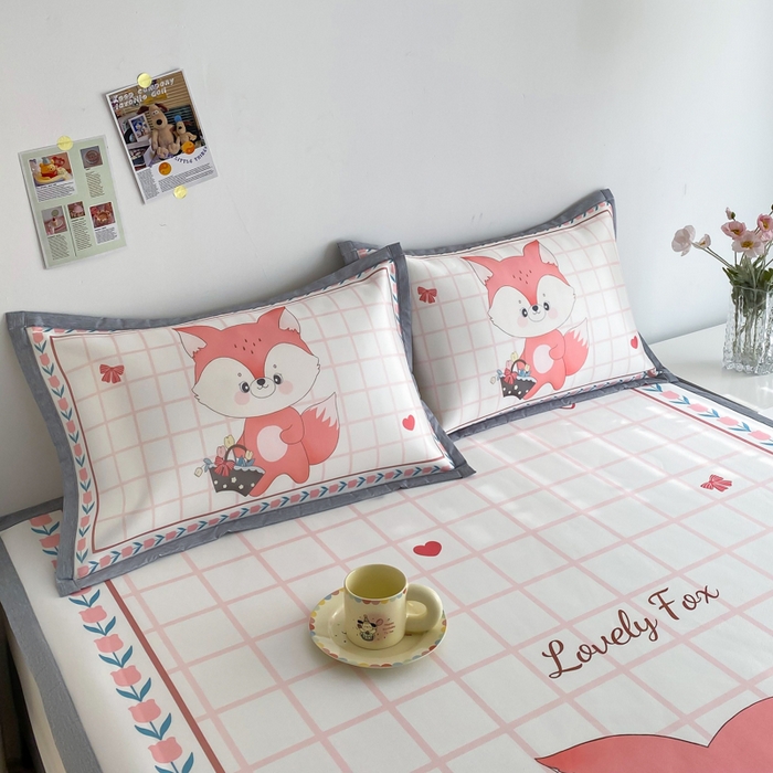 91家纺网 家纺一手货源 找家纺 邵依  2025新款数码印花烫光冰丝席凉席子藤席 爱心狐狸