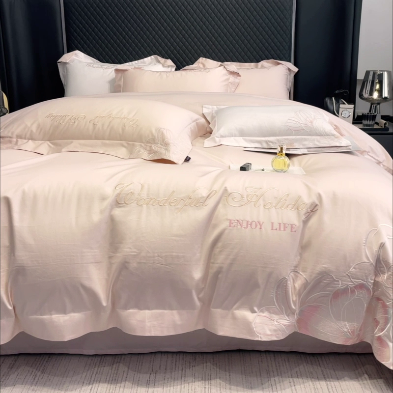 91家纺网 家纺一手货源 找家纺 2025新款轻奢风A类100支长绒棉四件套全棉纯棉重工刺绣床单床笠夹棉床笠床盖款高端床上用品-星慕 颜粉