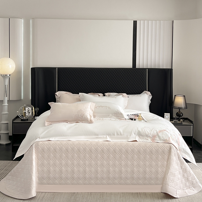 91家纺网 家纺一手货源 找家纺 2025新款轻奢风A类100支长绒棉四件套全棉纯棉重工刺绣床单床笠夹棉床笠床盖款高端床上用品-星慕 白粉