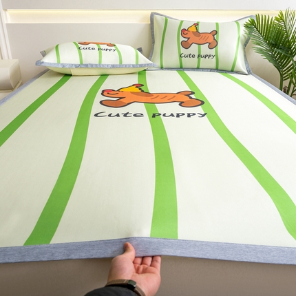 91家纺网 家纺一手货源 找家纺 邵依家纺 2025新款数码印花烫光冰丝席凉席子藤席场景二 绿趴趴狗