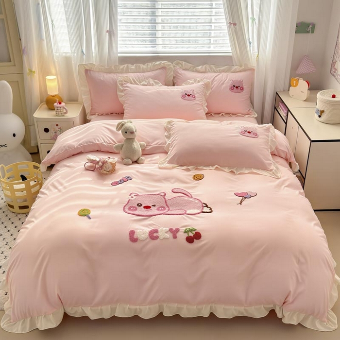 91家纺网 家纺一手货源 找家纺 易禾家纺 2025新品韩系小清新水洗棉毛巾绣露比系列四件套（专版花型） 露比-粉