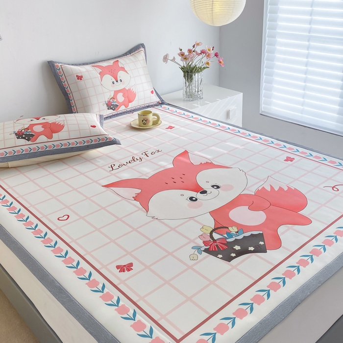 91家纺网 家纺一手货源 找家纺 邵依  2025新款数码印花烫光冰丝席凉席子藤席 爱心狐狸