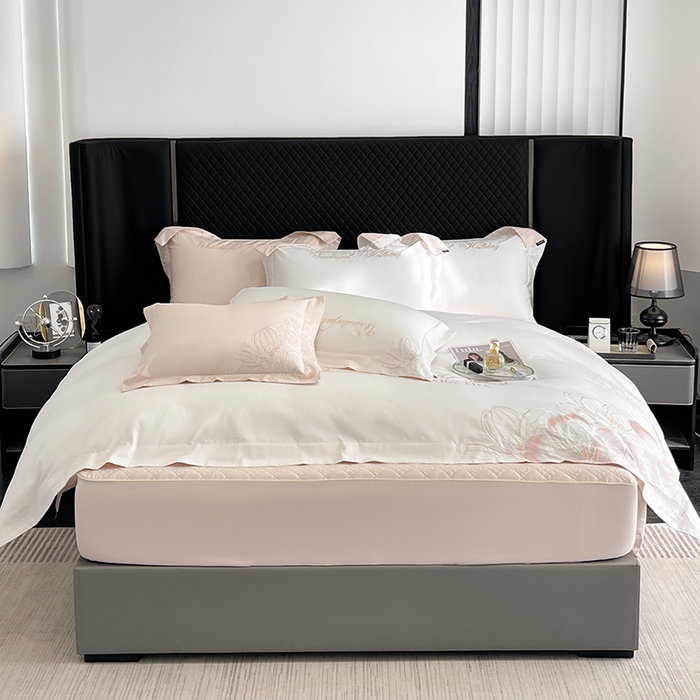 91家纺网 家纺一手货源 找家纺 2025新款轻奢风A类100支长绒棉四件套全棉纯棉重工刺绣床单床笠夹棉床笠床盖款高端床上用品-星慕 白粉