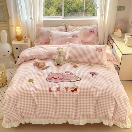 91家纺网 家纺一手货源 找家纺 （总）易禾家纺 2025新品韩系小清新水洗棉毛巾绣露比系列四件套（专版花型）