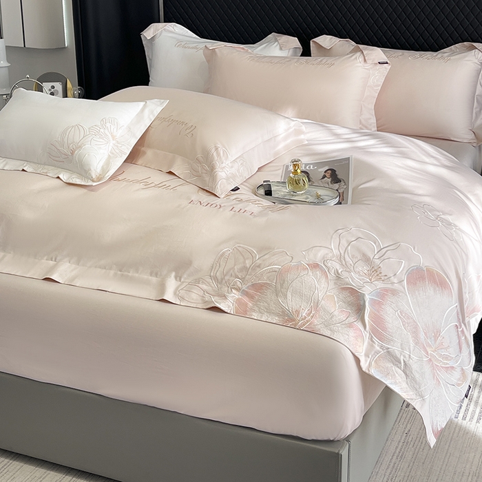 91家纺网 家纺一手货源 找家纺 2025新款轻奢风A类100支长绒棉四件套全棉纯棉重工刺绣床单床笠夹棉床笠床盖款高端床上用品-星慕 颜粉