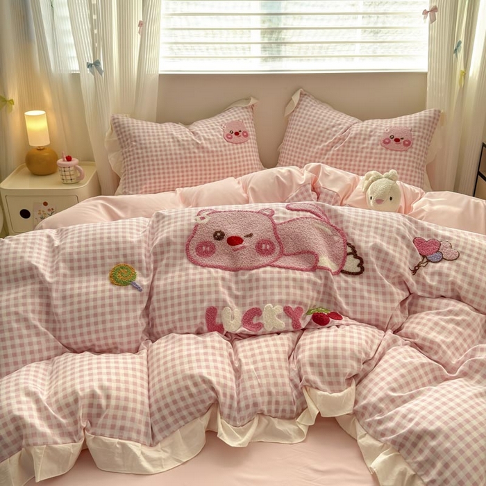 91家纺网 家纺一手货源 找家纺 易禾家纺 2025新品韩系小清新水洗棉毛巾绣露比系列四件套（专版花型） 露比-粉格