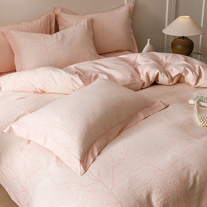 91家纺网 家纺一手货源 找家纺 简宜家居（朝初家纺） 2025新款全棉宽边三层纱提花四件套 枝桠-玉粉