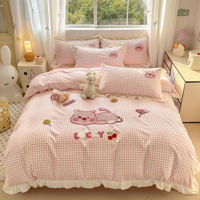 91家纺网 家纺一手货源 找家纺 易禾家纺 2025新品韩系小清新水洗棉毛巾绣露比系列四件套（专版花型） 露比-粉格