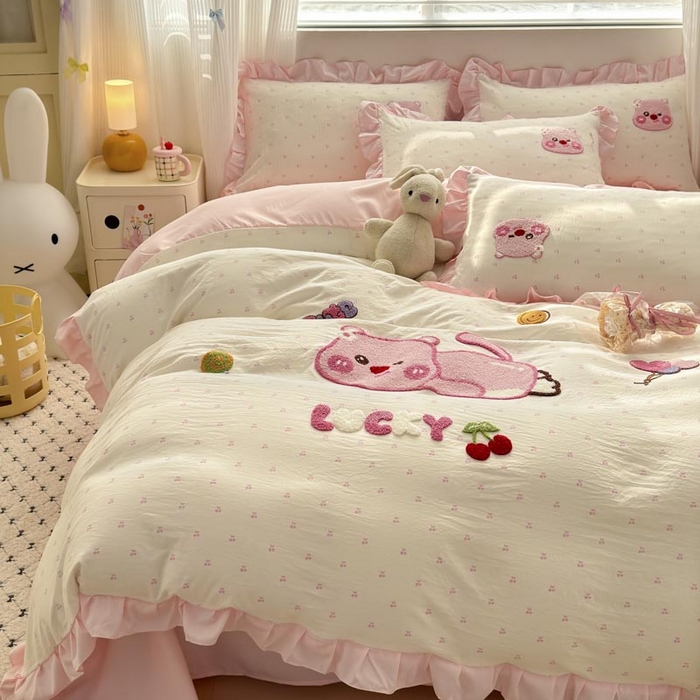 91家纺网 家纺一手货源 找家纺 易禾家纺 2025新品韩系小清新水洗棉毛巾绣露比系列四件套（专版花型） 露比-樱桃粉