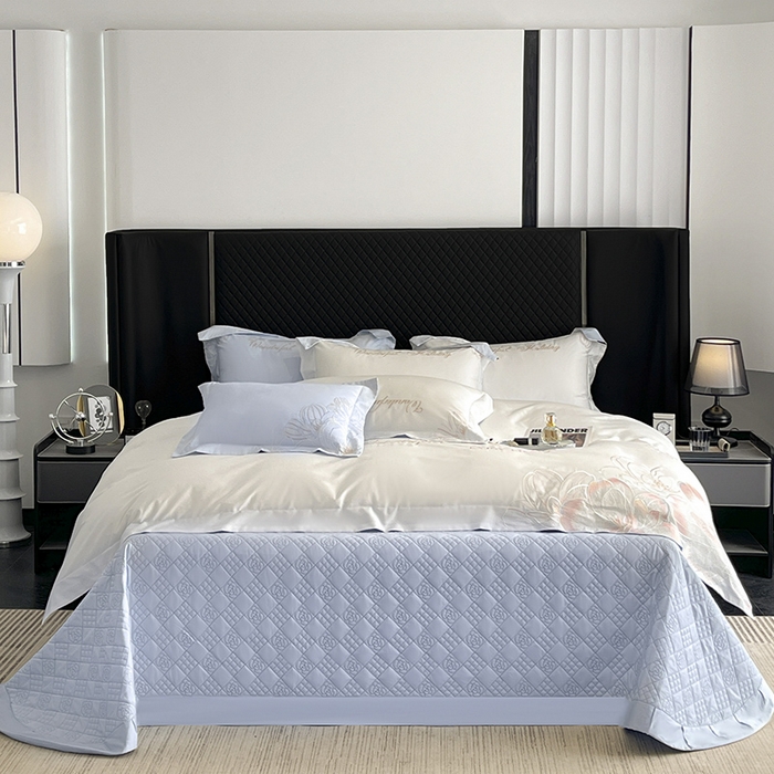 91家纺网 家纺一手货源 找家纺 2025新款轻奢风A类100支长绒棉四件套全棉纯棉重工刺绣床单床笠夹棉床笠床盖款高端床上用品-星慕 白蓝