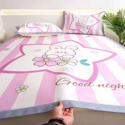 91家纺网 家纺一手货源 找家纺 （总）邵依家纺 2025新款数码印花烫光冰丝席凉席子藤席场景二