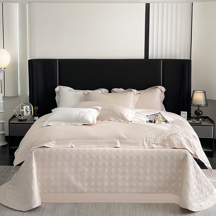 91家纺网 家纺一手货源 找家纺 2025新款轻奢风A类100支长绒棉四件套全棉纯棉重工刺绣床单床笠夹棉床笠床盖款高端床上用品-星慕 颜粉