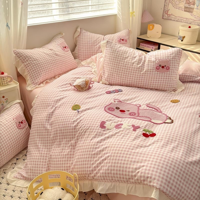 91家纺网 家纺一手货源 找家纺 易禾家纺 2025新品韩系小清新水洗棉毛巾绣露比系列四件套（专版花型） 露比-粉格