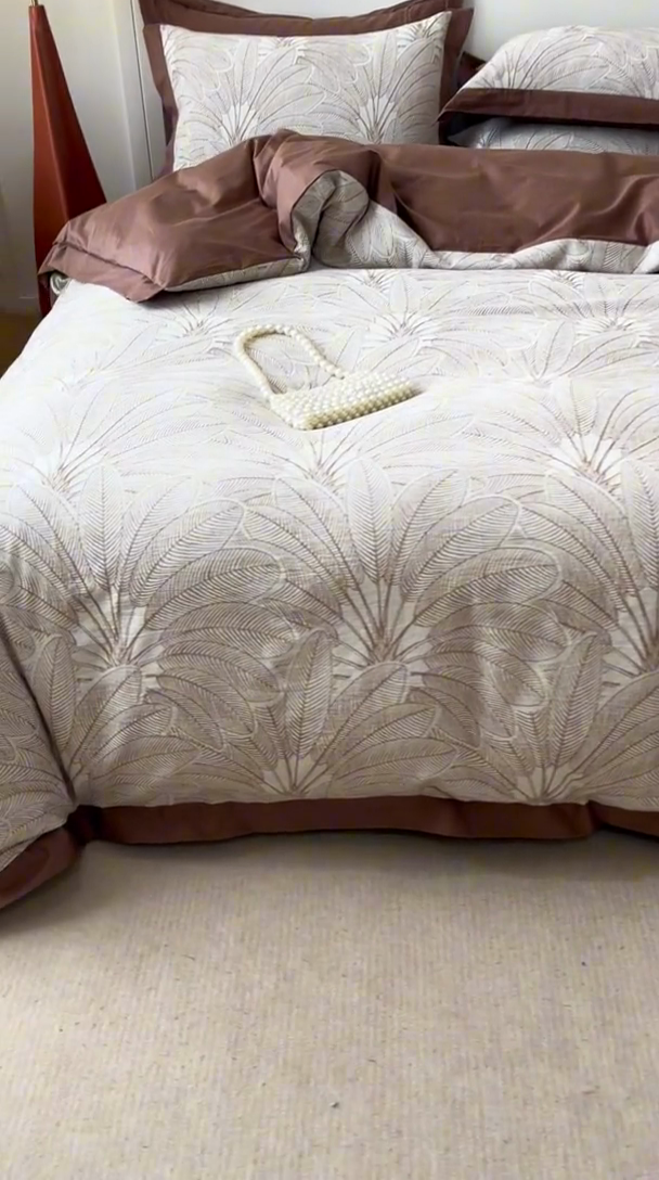 91家纺网 家纺一手货源 找家纺 简宜家居（朝初家纺） 2025新款全棉宽边三层纱提花四件套 叶韵-咖