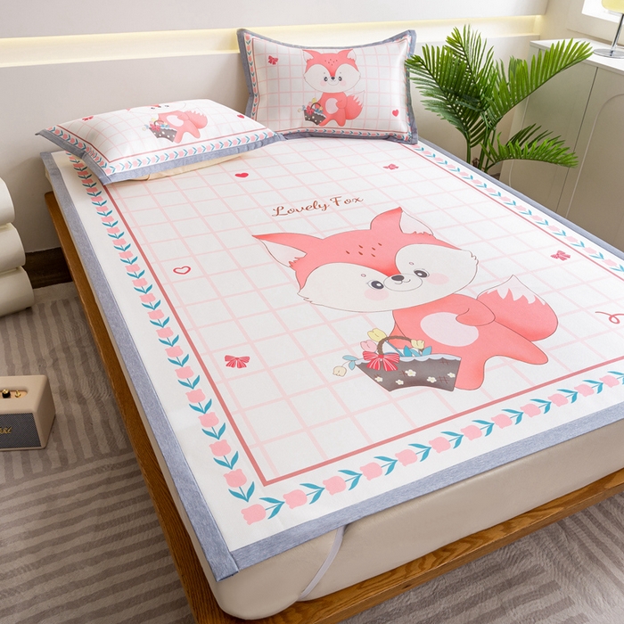 91家纺网 家纺一手货源 找家纺 邵依家纺 2025新款数码印花烫光冰丝席凉席子藤席场景二 爱心狐狸