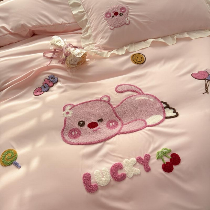 91家纺网 家纺一手货源 找家纺 易禾家纺 2025新品韩系小清新水洗棉毛巾绣露比系列四件套（专版花型） 露比-粉