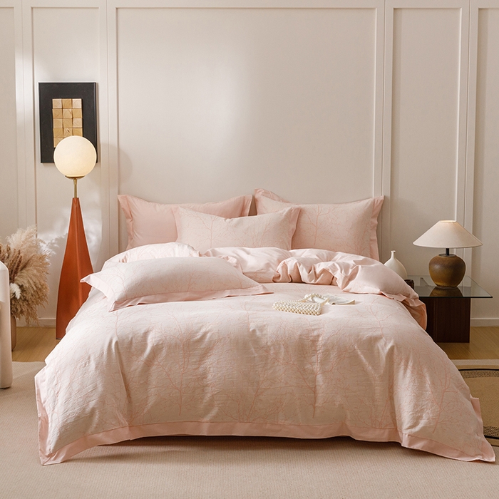 91家纺网 家纺一手货源 找家纺 简宜家居（朝初家纺） 2025新款全棉宽边三层纱提花四件套 枝桠-玉粉