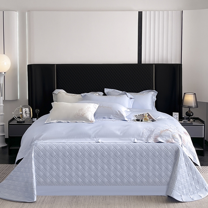 91家纺网 家纺一手货源 找家纺 2025新款轻奢风A类100支长绒棉四件套全棉纯棉重工刺绣床单床笠夹棉床笠床盖款高端床上用品-星慕 慕蓝