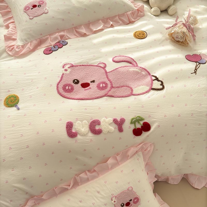 91家纺网 家纺一手货源 找家纺 （总）易禾家纺 2025新品韩系小清新水洗棉毛巾绣露比系列四件套（专版花型）