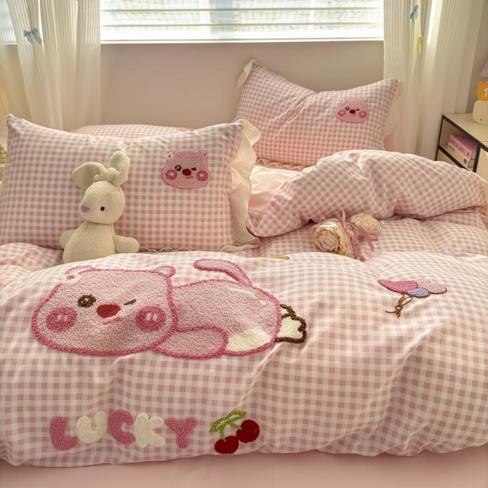 91家纺网 家纺一手货源 找家纺 易禾家纺 2025新品韩系小清新水洗棉毛巾绣露比系列四件套（专版花型） 露比-粉格