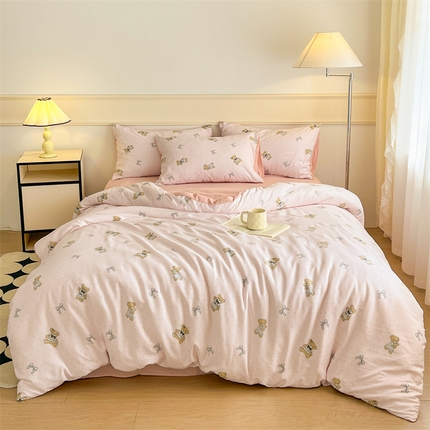 91家纺网 家纺一手货源 找家纺 悦织湾家纺 2025新款A类针织双层纱小清新印花四件套学生宿舍轻奢时尚三件套床上用品四件套 小熊公主