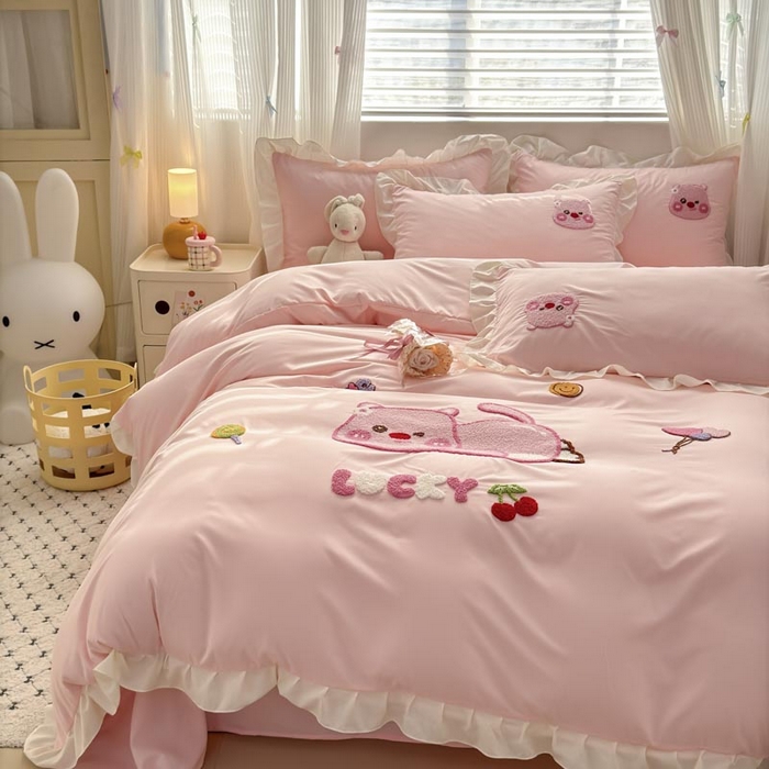 91家纺网 家纺一手货源 找家纺 易禾家纺 2025新品韩系小清新水洗棉毛巾绣露比系列四件套（专版花型） 露比-粉